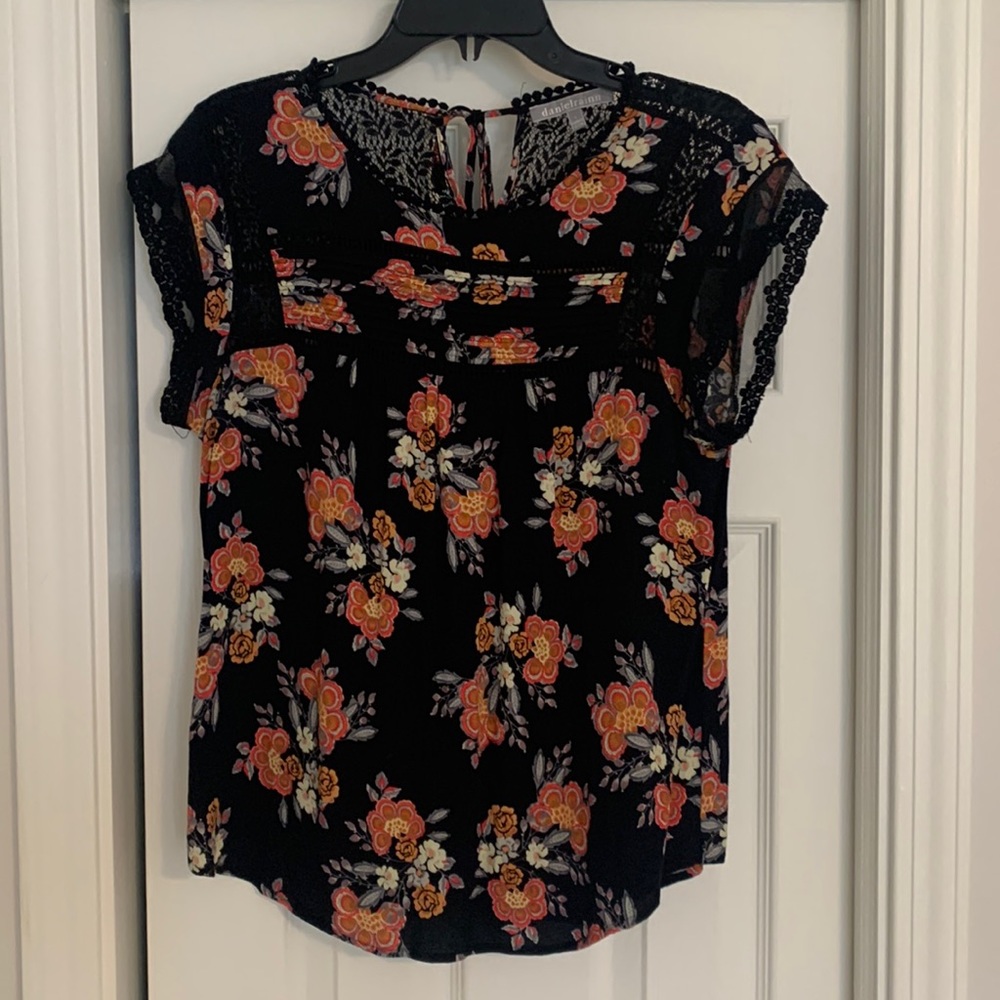 Black floral short sleeve lace top blouse with tie back detail- large
